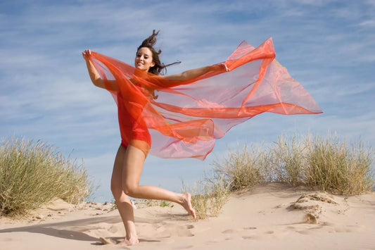 Comment transformer un paréo en robe de plage ?