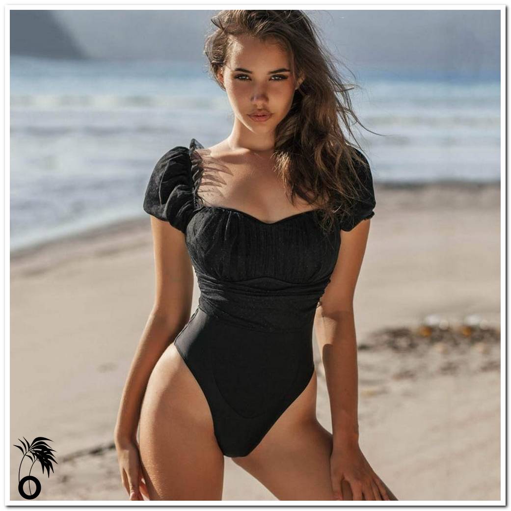 Maillot de bain une pièce noir à volants sexy ultra féminin - Larobedeplage.fr