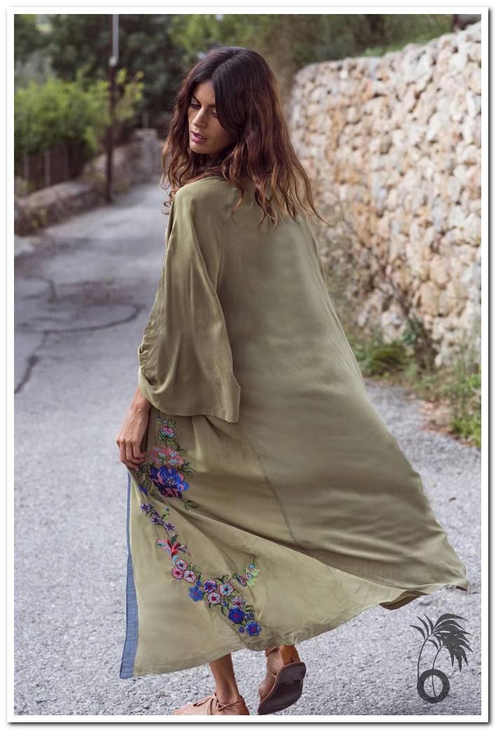 Kimono de plage femme vert armée brodé
